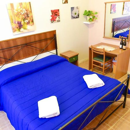 Casa Vacanza Frendy - Free Airport Transportation On Arrival If You Book An Apartment Of Minimum 3 Nights And 6 People Rom Zimmer foto
