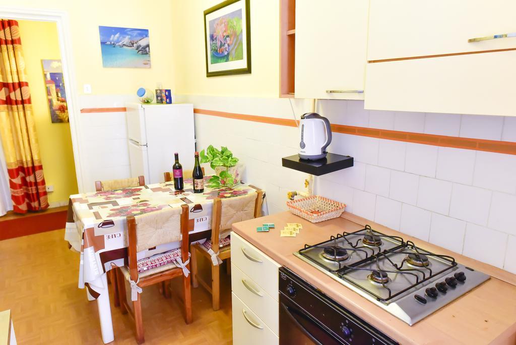 Casa Vacanza Frendy - Free Airport Transportation On Arrival If You Book An Apartment Of Minimum 3 Nights And 6 People Rom Zimmer foto